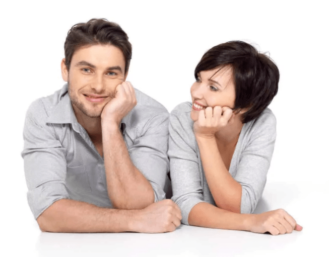 Uomo e donna soddisfatti dopo un ciclo di trattamento della prostatite con capsule di Prostamin
